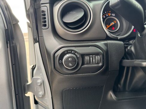Used 2022 Jeep Gladiator Willys AWD/4WD image 17