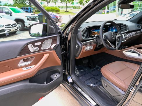 Used 2025 Mercedes-Benz GLS 450 4MATIC image 15