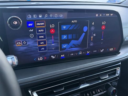 Used 2025 Chevrolet Traverse LT w/ Sun and Wheel Package image 26