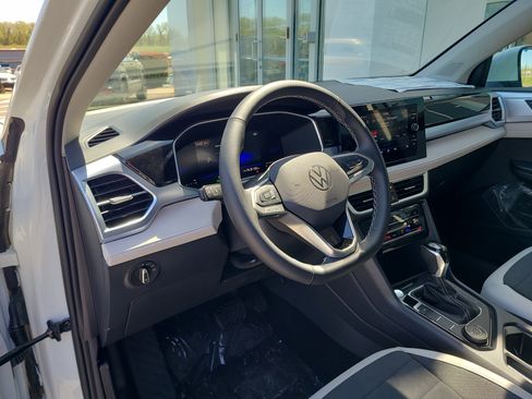 New 2025 Volkswagen Taos SE image 21