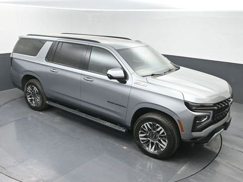 Used 2025 Chevrolet Suburban Z71 image 35