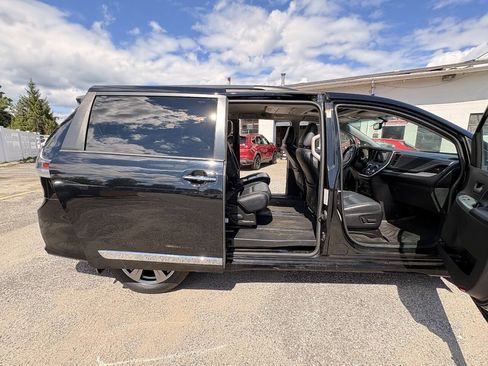 Used 2017 Toyota Sienna SE Premium FWD image 24
