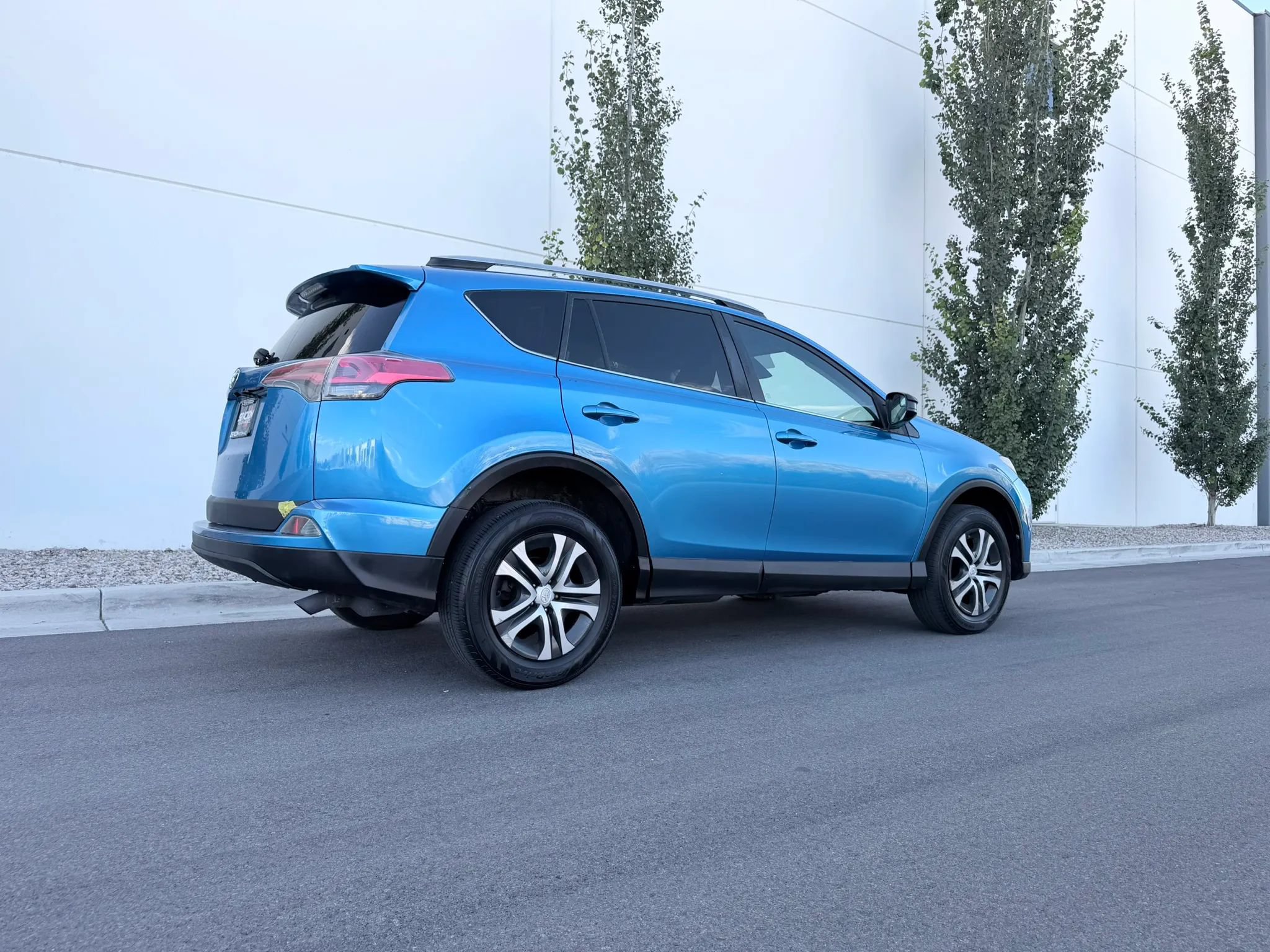 Used 2017 Toyota RAV4 LE w/ Carpet Mat Package AWD/4WD image 4