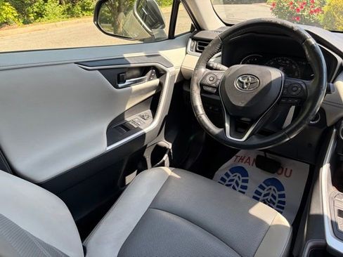 Used 2019 Toyota RAV4 Limited w/ Cold Weather Package FWD image 34