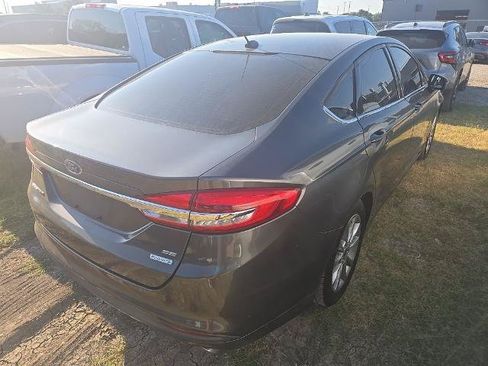 Certified 2017 Ford Fusion SE FWD image 3