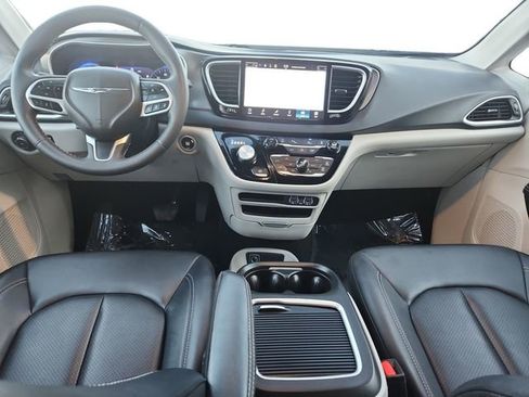 Used 2024 Chrysler Pacifica Touring-L image 12