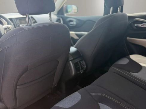 Used 2018 Jeep Cherokee Latitude FWD image 17