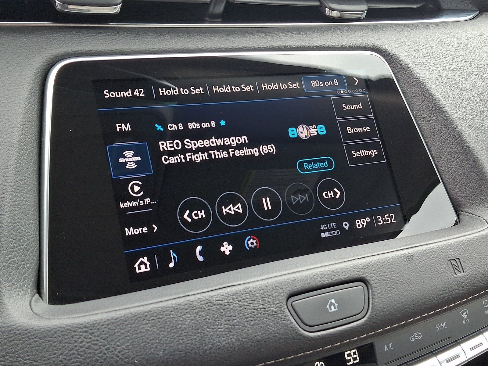 Used 2021 Cadillac XT4 Luxury w/ Cold Weather Package FWD image 17
