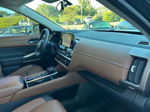 Used 2023 Nissan Pathfinder Platinum w/ Cargo Package image 40