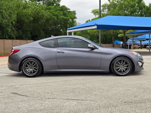 Used 2015 Hyundai Genesis 3.8 RWD image 2