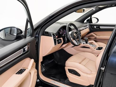 Used 2023 Porsche Cayenne Platinum Edition image 7