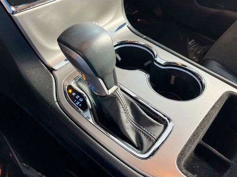 Used 2022 Jeep Grand Cherokee Laredo X image 17