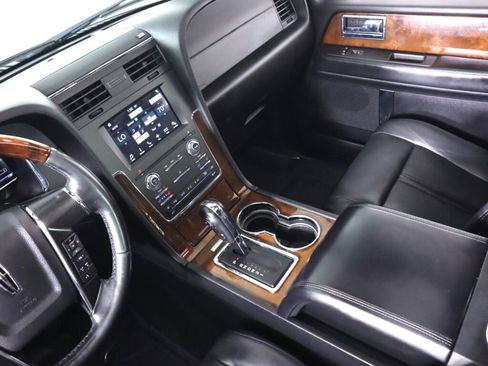 Used 2016 Lincoln Navigator Select RWD image 33