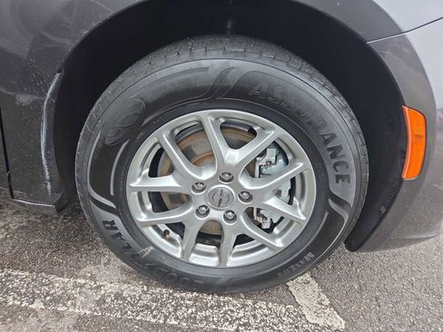 Used 2022 Chrysler Pacifica Touring image 2