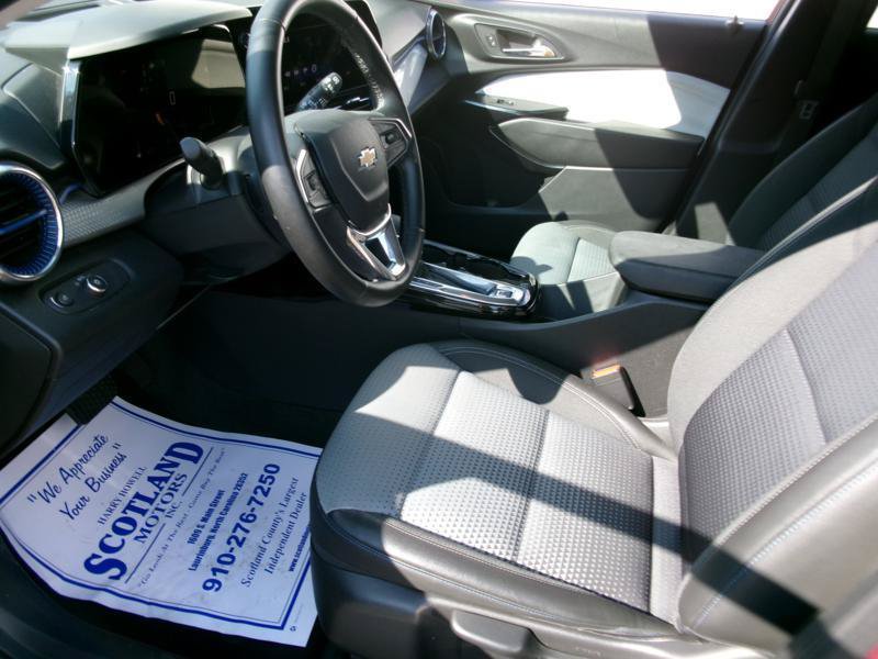 Used 2025 Chevrolet Trax LT w/ LT Convenience Package FWD image 14
