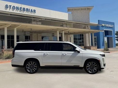 Used 2023 Cadillac Escalade ESV Sport Platinum AWD/4WD image 4