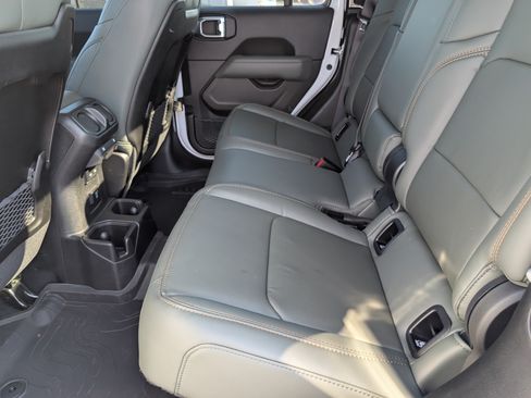 Used 2025 Jeep Gladiator Mojave AWD/4WD image 14