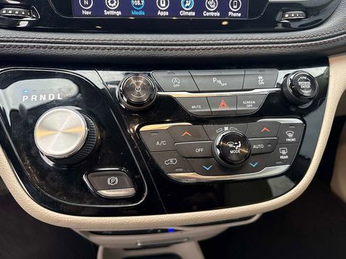 Used 2018 Chrysler Pacifica Limited image 24