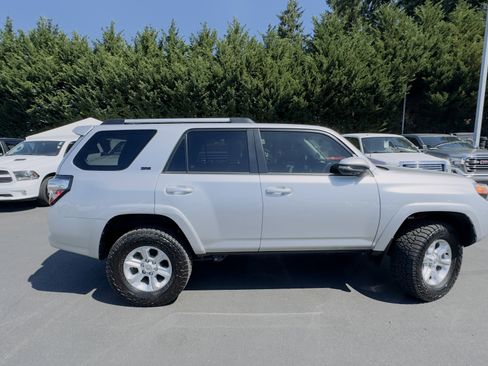 Used 2022 Toyota 4Runner SR5 Premium image 5