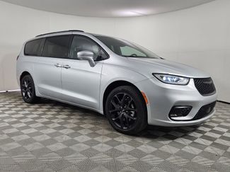Used 2022 Chrysler Pacifica Touring-L w/ Uconnect Theater Family Group AWD/4WD 360° Tour