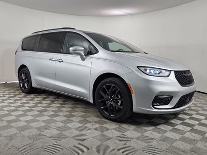 Used 2022 Chrysler Pacifica Touring-L w/ Uconnect Theater Family Group