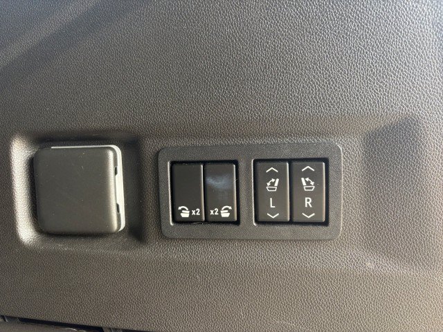 Used 2021 Chevrolet Tahoe Z71 w/ Z71 Off-Road Package AWD/4WD image 18