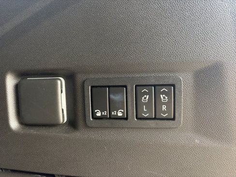 Used 2021 Chevrolet Tahoe Z71 w/ Z71 Off-Road Package AWD/4WD image 18