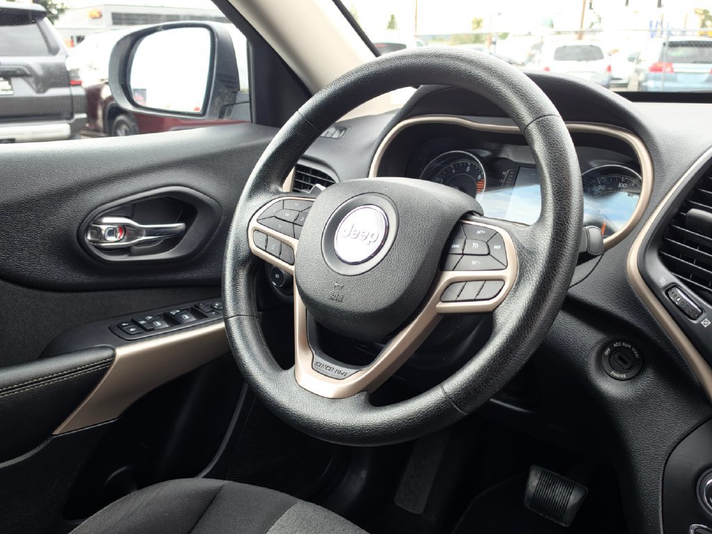 Used 2018 Jeep Cherokee Latitude w/ Safety Group AWD/4WD image 17