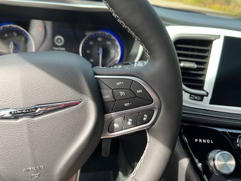 New 2026 Chrysler Pacifica Select image 54