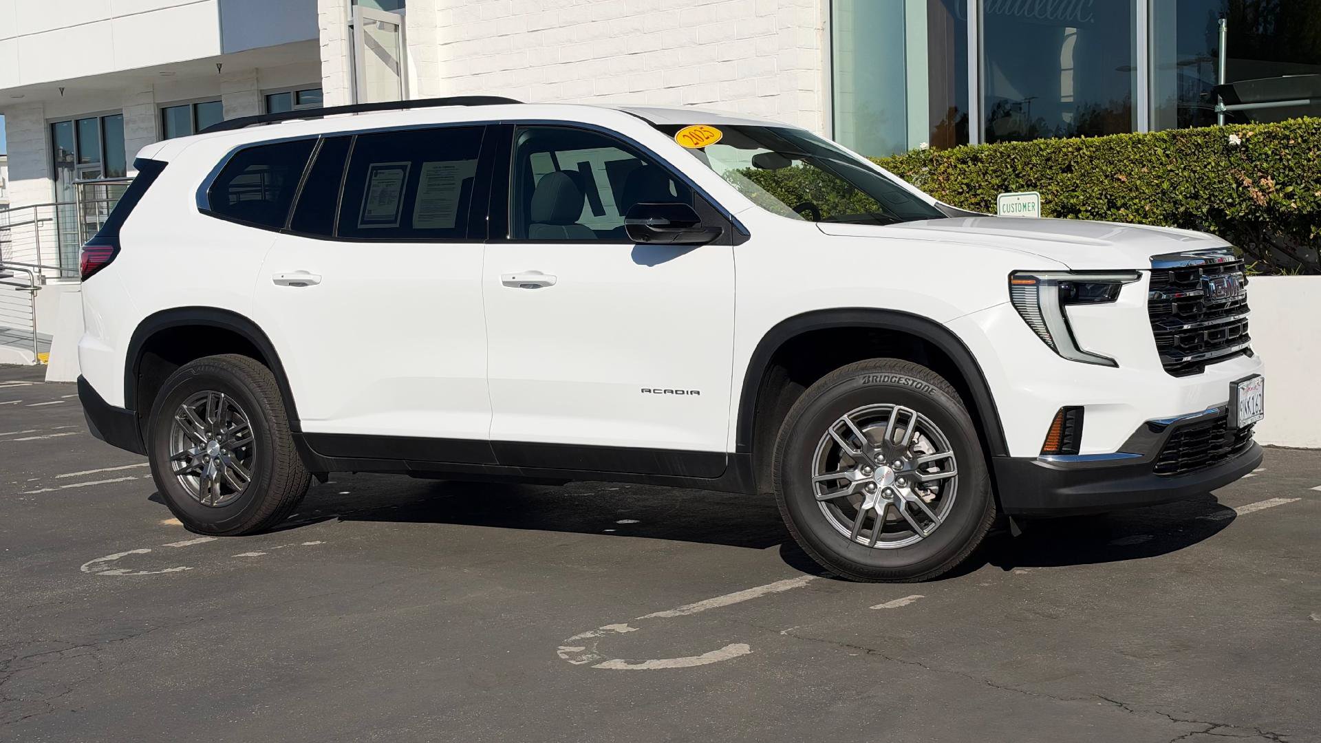 Used 2025 GMC Acadia Elevation FWD image 2