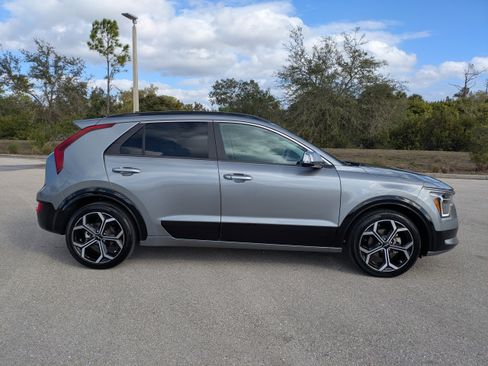 Certified 2024 Kia Niro EX Touring image 4