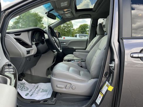 Used 2017 Toyota Sienna XLE w/ XLE Navigation Package FWD image 15