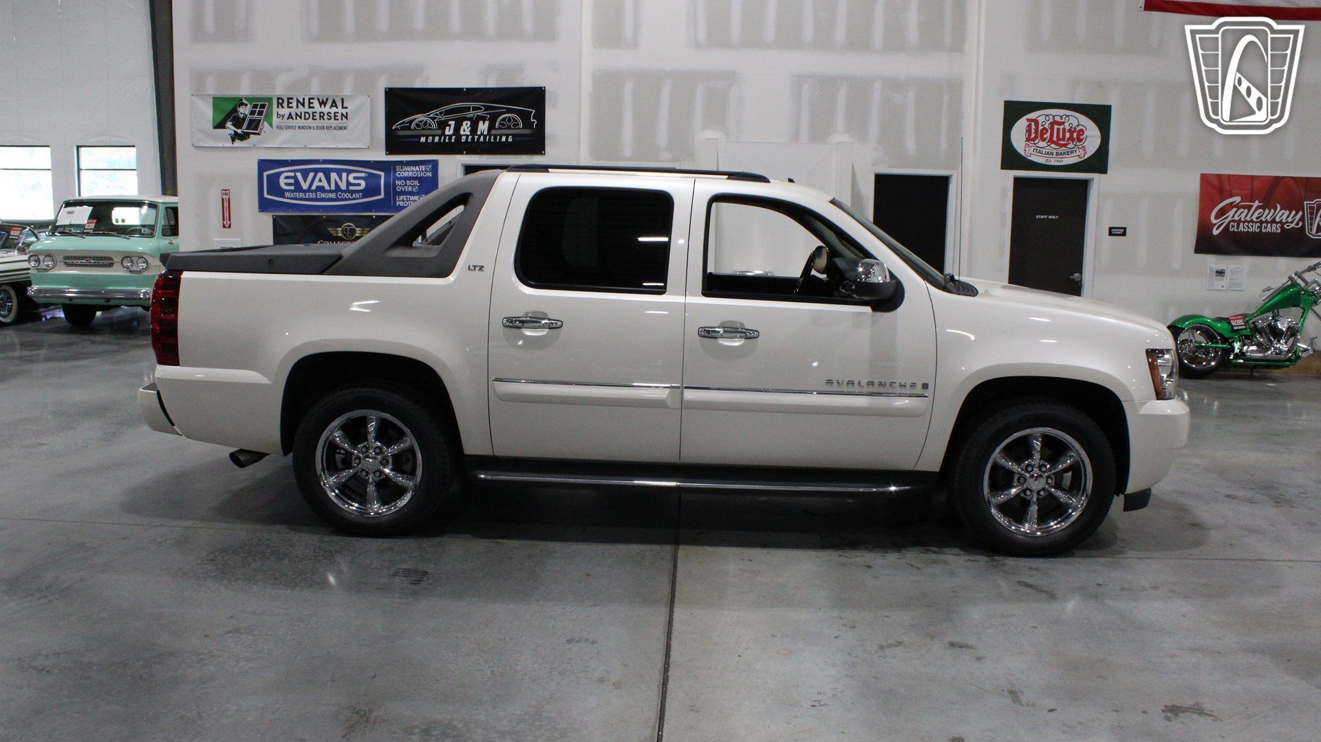 Used 2008 Chevrolet Avalanche LTZ w/ LTZ Preferred Equipment Group AWD/4WD image 17