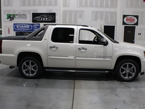 Used 2008 Chevrolet Avalanche LTZ w/ LTZ Preferred Equipment Group AWD/4WD image 17