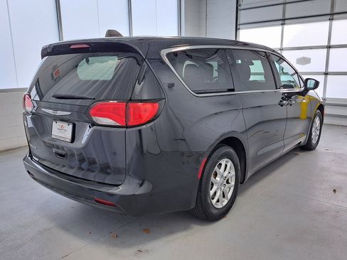 Used 2023 Chrysler Voyager LX image 5