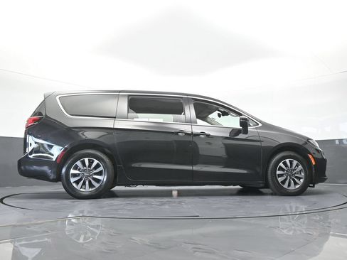 Used 2023 Chrysler Pacifica Touring-L FWD image 66