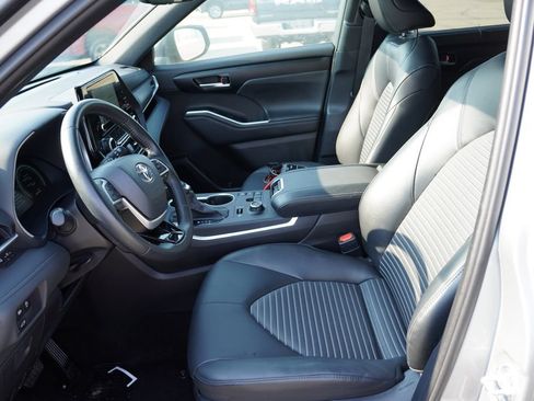 Used 2025 Toyota Highlander XSE AWD/4WD image 4