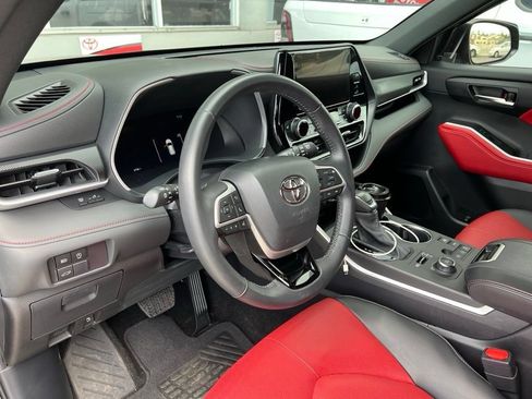Used 2025 Toyota Highlander LE AWD/4WD image 14