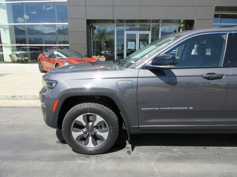 Used 2022 Jeep Grand Cherokee Limited 4xe w/ Luxury Tech Group II AWD/4WD image 2