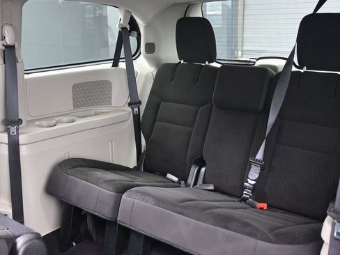 Used 2018 Dodge Grand Caravan SE w/ UConnect Hands-Free Group image 27