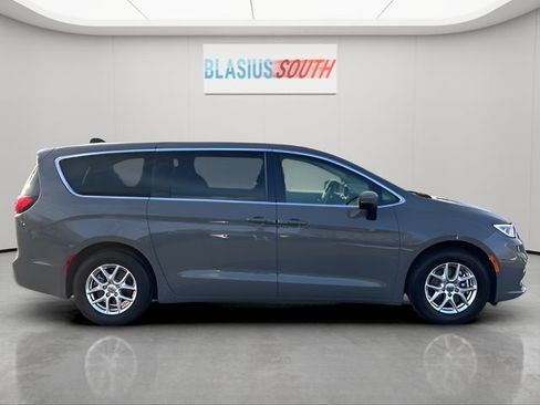 Used 2023 Chrysler Pacifica Touring-L image 2