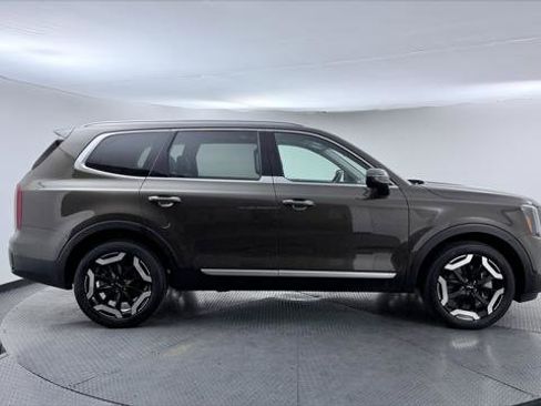 Used 2025 Kia Telluride S FWD image 9