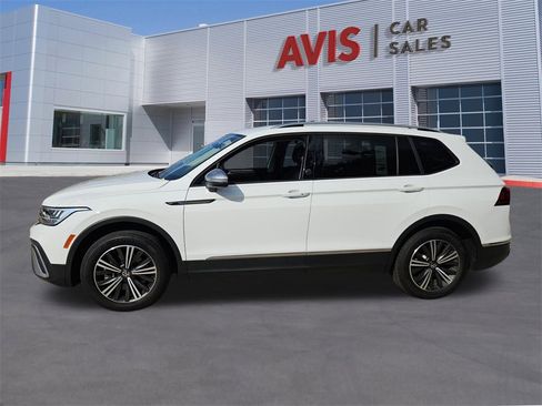 Used 2024 Volkswagen Tiguan SE image 2