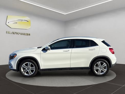 Used 2019 Mercedes-Benz GLA 250 4MATIC w/ Premium Package image 4