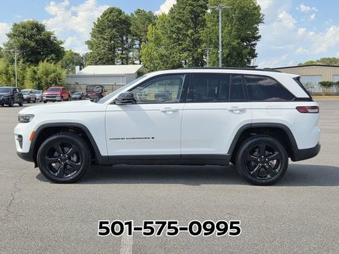Used 2023 Jeep Grand Cherokee Altitude AWD/4WD image 2