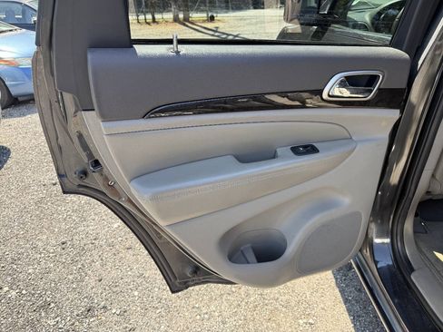 Used 2011 Jeep Grand Cherokee Laredo AWD/4WD image 12