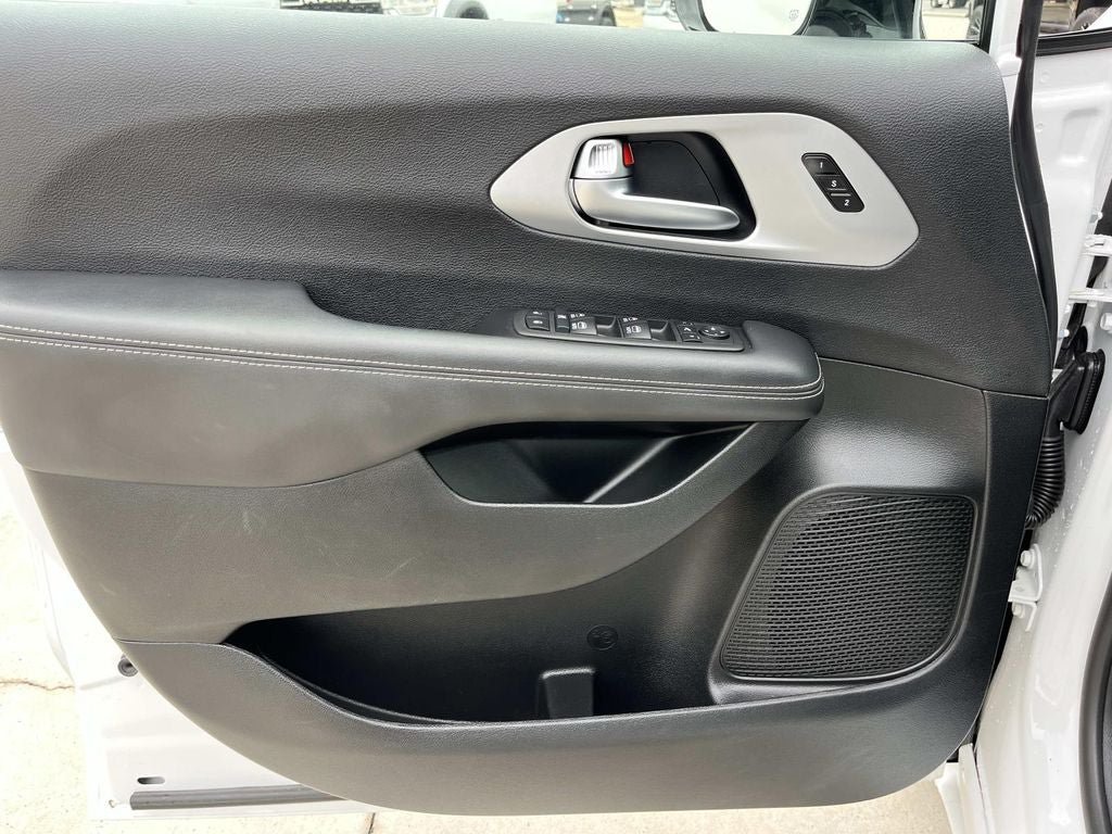 Used 2025 Chrysler Pacifica Limited FWD image 31