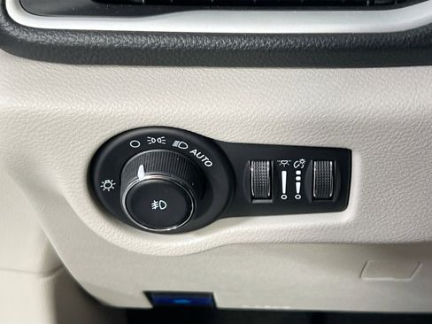 Used 2023 Chrysler Pacifica Touring-L w/ Uconnect Theater Family Group image 10