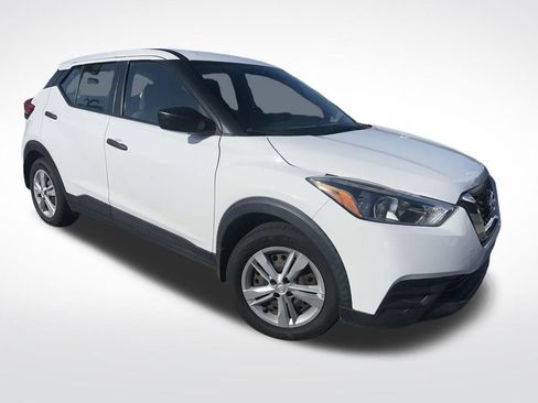 Used 2020 Nissan Kicks S image 3