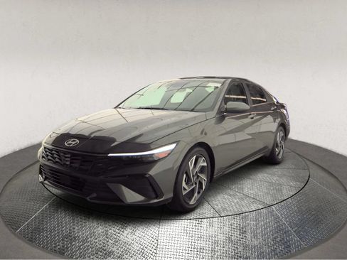 Used 2025 Hyundai Elantra Limited FWD image 3
